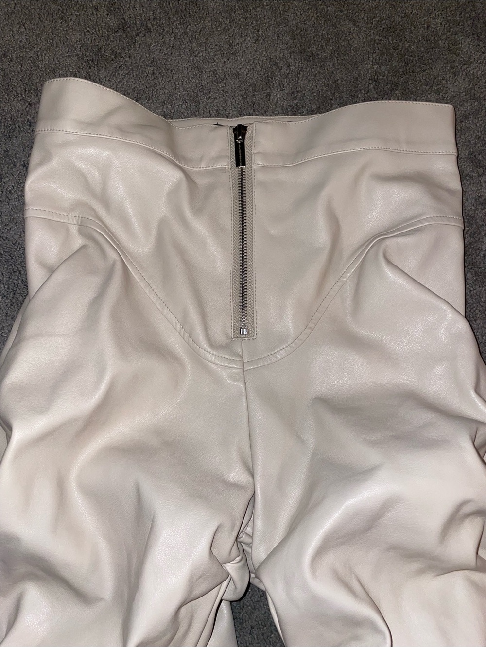 Maniere De Voir Tacked Vegan Leather Beige Cream Pants Size 8 - Picture 8 of 11